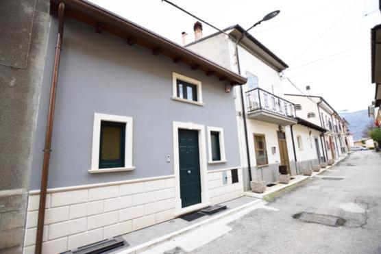 ...écche se dòrme Acomodação com café da manhã Castelvecchio Subequo Exterior foto